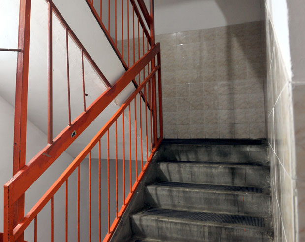 Нови Београд: Преминуо на степеницама